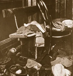 Lasten vaatteet hylätty Paisley-elokuvateatterissa paloevakuoinnin seurauksena, 31. joulukuuta 1929